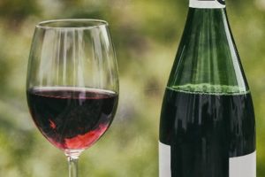 Pour aérer le vin, verser un verre