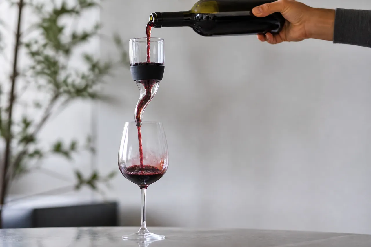 Service du vin avec un aérateur de vin