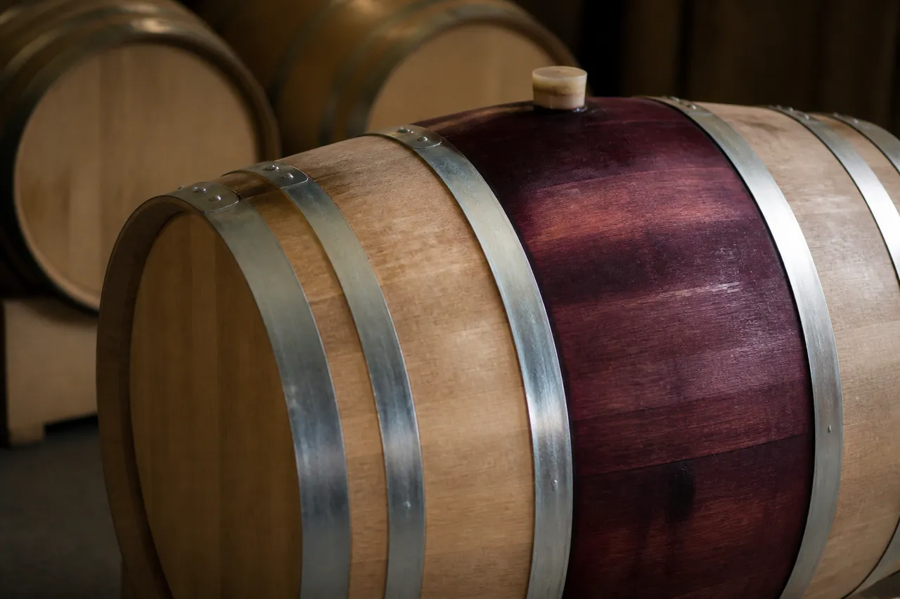 Tanins du bois d'un fût neuf dans un vin rouge