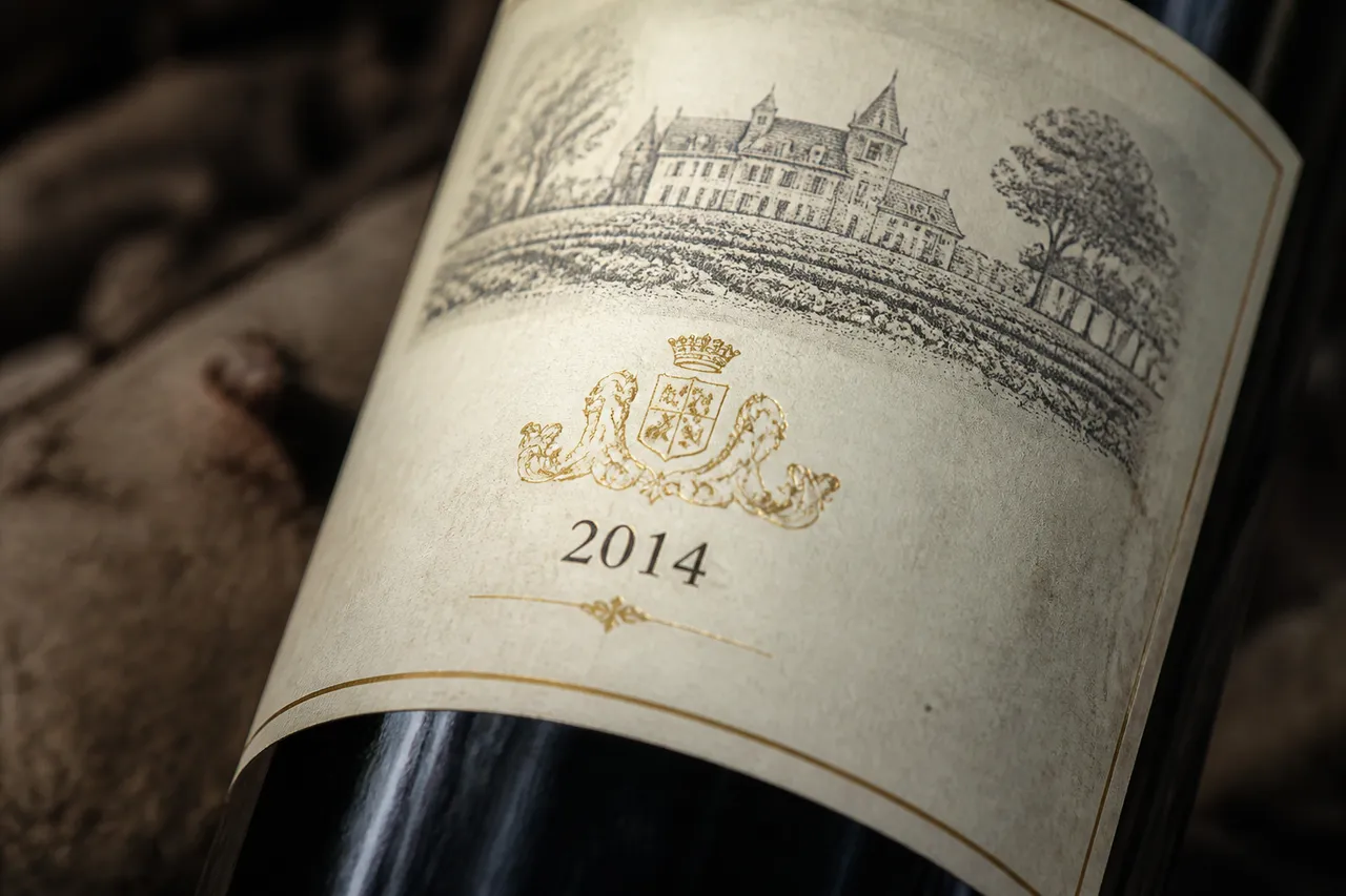 Lire une étiquette de vin : repérer le millésime pour estimer l'âge