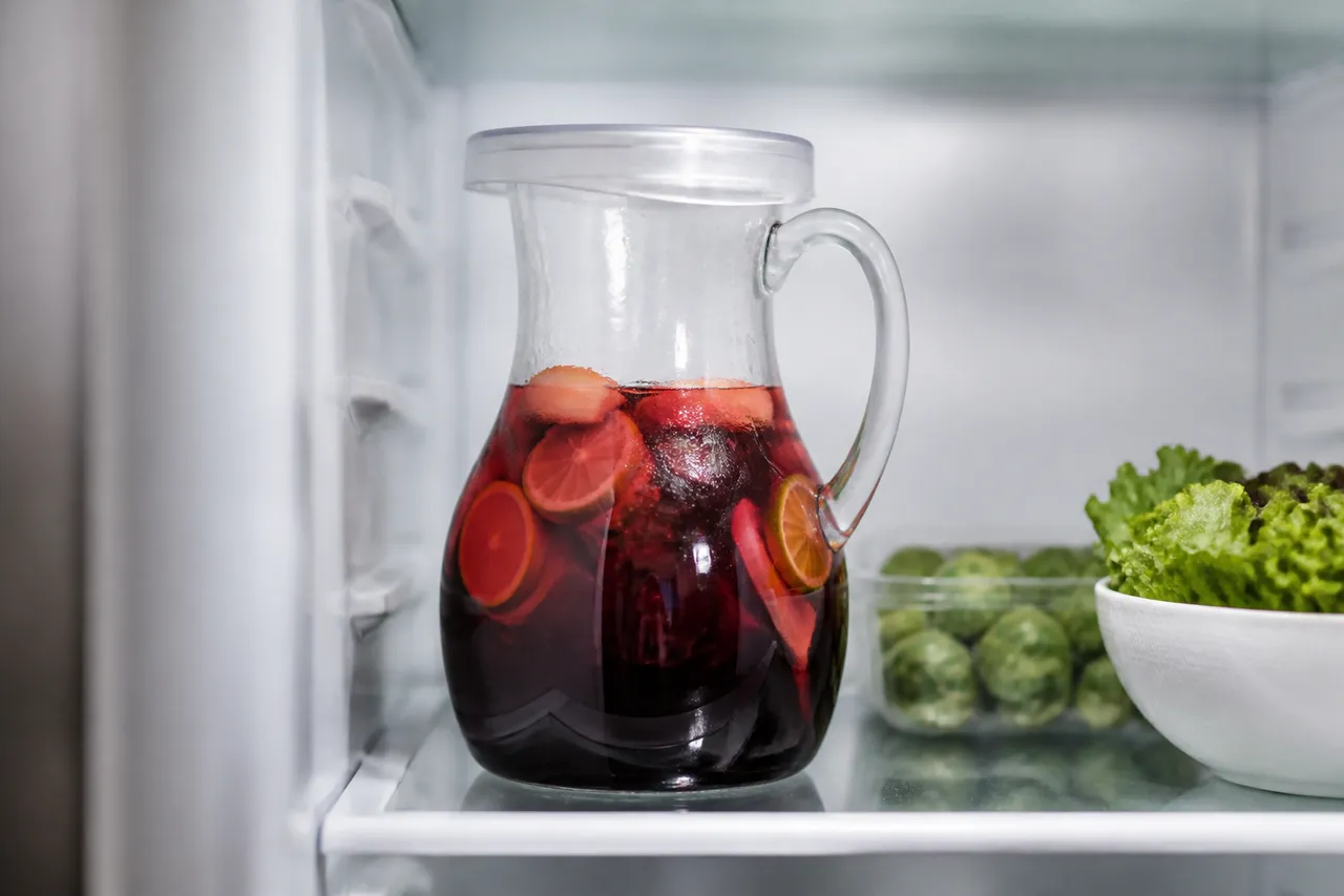 Sangria au réfrigérateur pour préserver le vin et les fruits