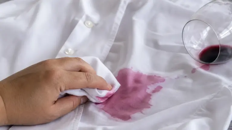 Enlever une tache de vin rouge sur une chemise