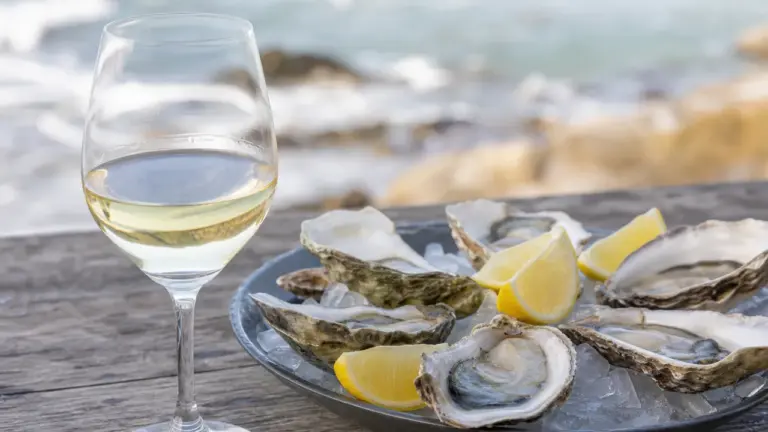 Quel vin avec des huîtres : blanc sec et huîtres fraîches