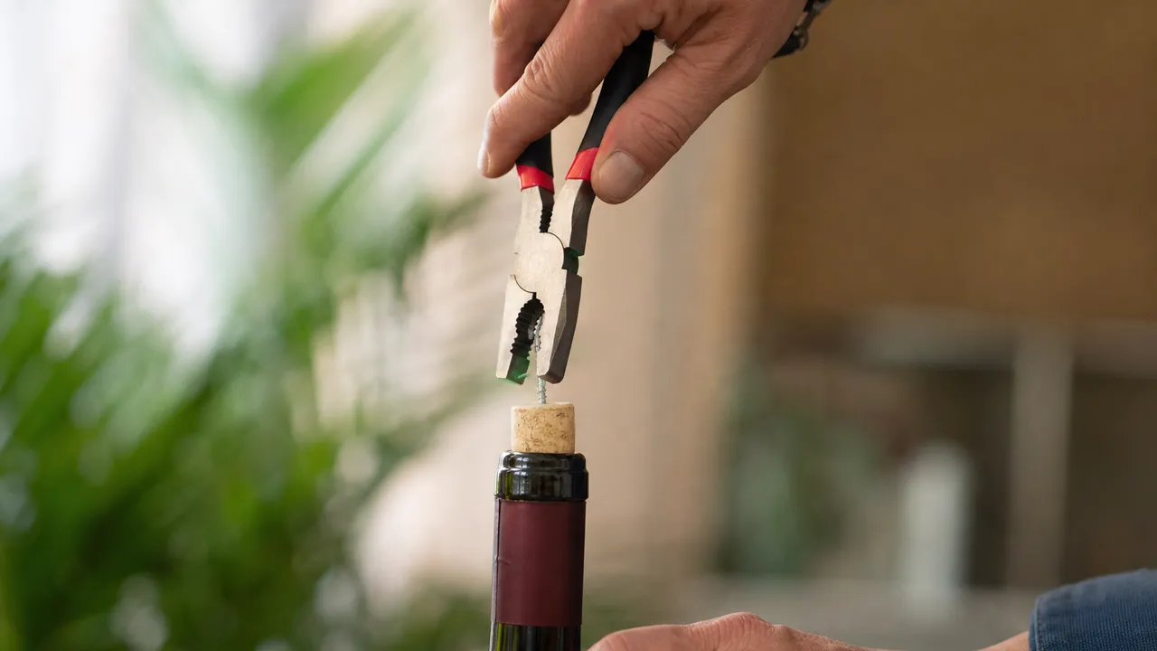 Ouvrir une bouteille de vin sans tire-bouchon avec des outils du quotidien